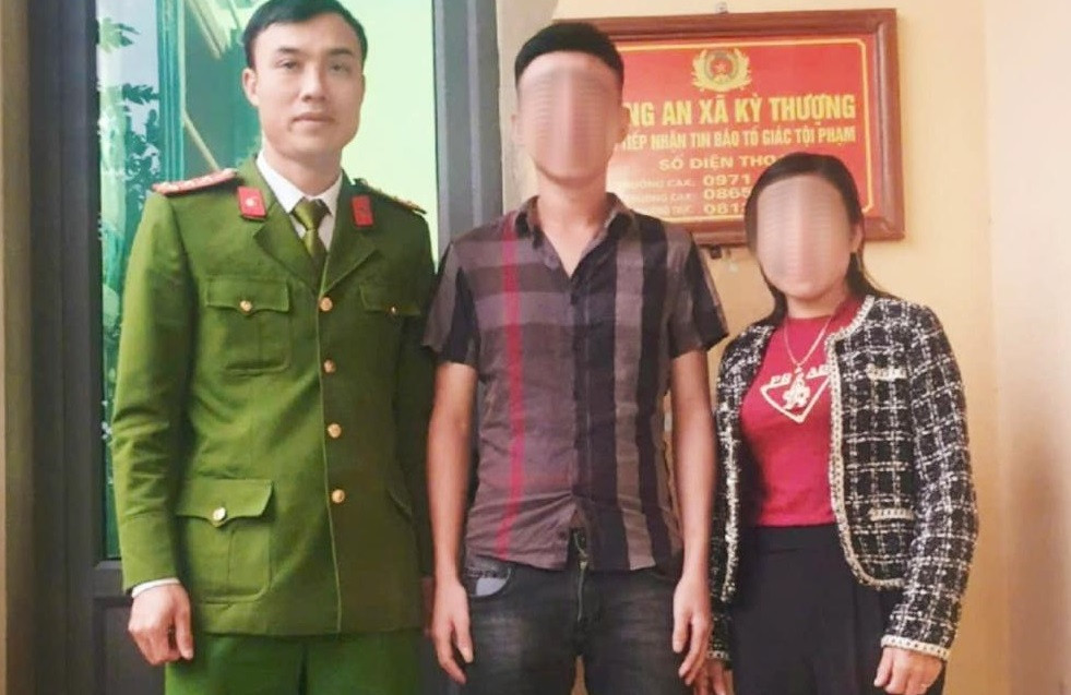 Công an bàn giao nạn nhân bị lừa sang nước ngoài làm việc cho gia đình. Công an bàn giao nạn nhân bị lừa sang nước ngoài làm việc cho gia đình.