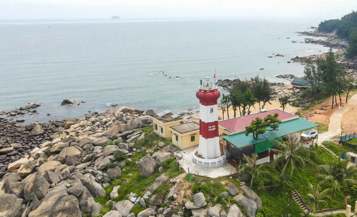 Trạm hải đăng Cửa Nhượng do Công ty Bảo đảm an toàn hàng hải Bắc Trung Bộ (Tổng công ty Bảo đảm an toàn hàng hải miền Bắc) quản lý. Hiện có 5 cán bộ, kỹ thuật viên thay nhau thực hiện nhiệm vụ trực vận hành và bảo trì hệ thống đèn biển suốt 24/24h.