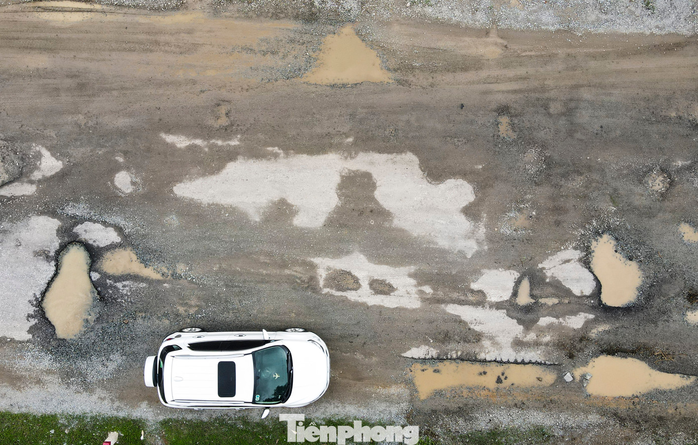 Theo ghi nhận, nhiều vị trí trên tuyến Tỉnh lộ 547 đoạn từ xã Cẩm Lĩnh (huyện Cẩm Xuyên) đến xã Kỳ Bắc (huyện Kỳ Anh) với chiều dài khoảng 6km, được đưa vào khai thác, sử dụng cuối năm 2016, xuất hiện bong tróc, hằn lún thành “ổ trâu, ổ gà” trên mặt đường.