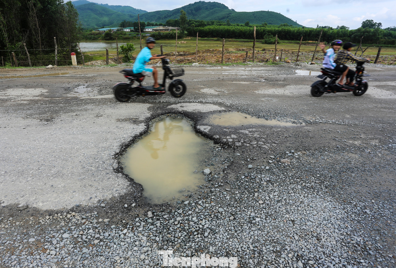 Tuyến đường hư hỏng nguy cơ mất an toàn giao thông.