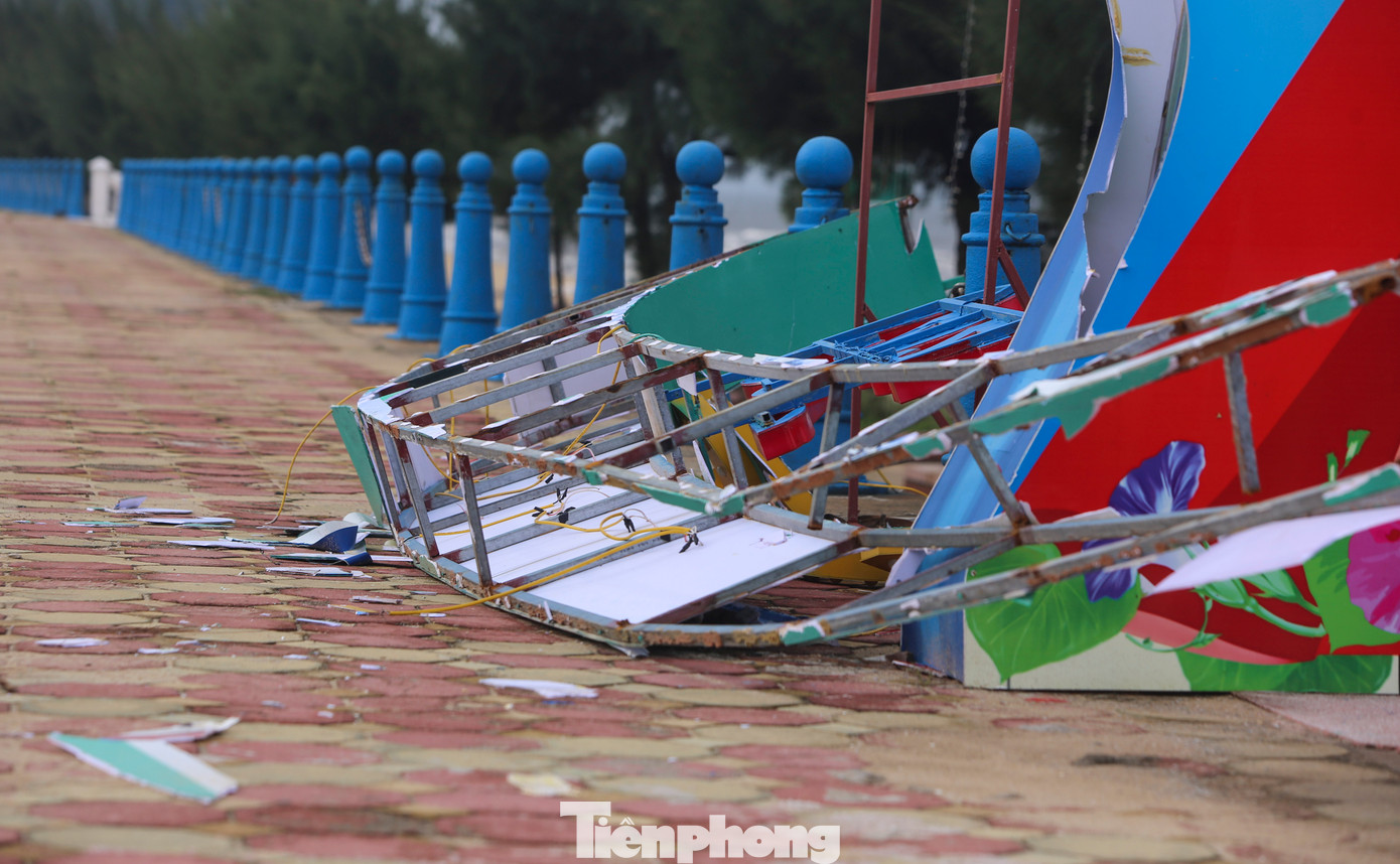 Nhiều tấm quảng cáo bị đánh rơi sau đợt bão số 4 song chưa được dọn dẹp.