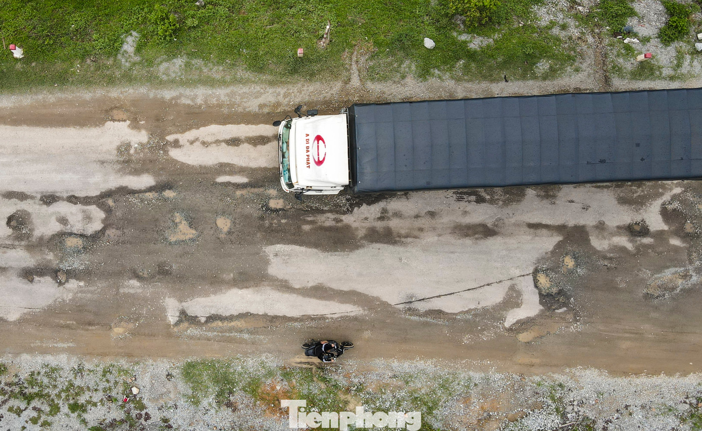 Người dân địa phương cho biết, đoạn đường trên từng nhiều lần xuống cấp song đơn vị quản lý chỉ “chắp vá” tạm thời. Nhiều tháng nay, tình trạng hư hỏng tiếp tục tiếp diễn, nhất là sau đợt mưa bão số 4 vừa qua.