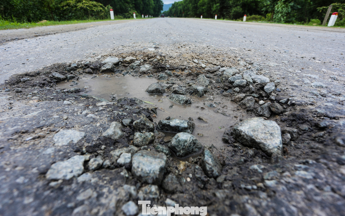 Tuyến đường hư hỏng nguy cơ mất an toàn giao thông.