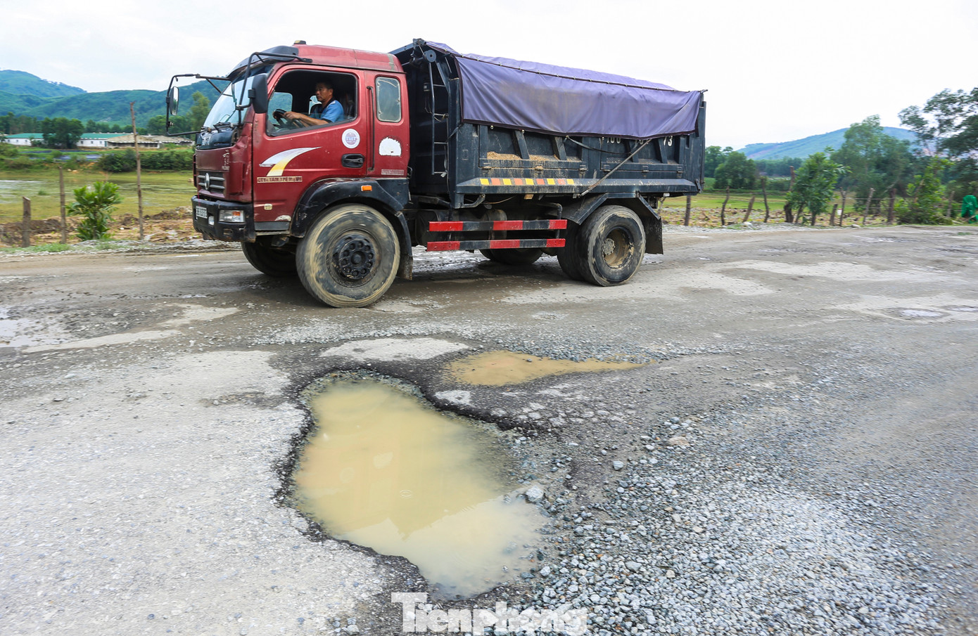 Tuyến đường hư hỏng nguy cơ mất an toàn giao thông.