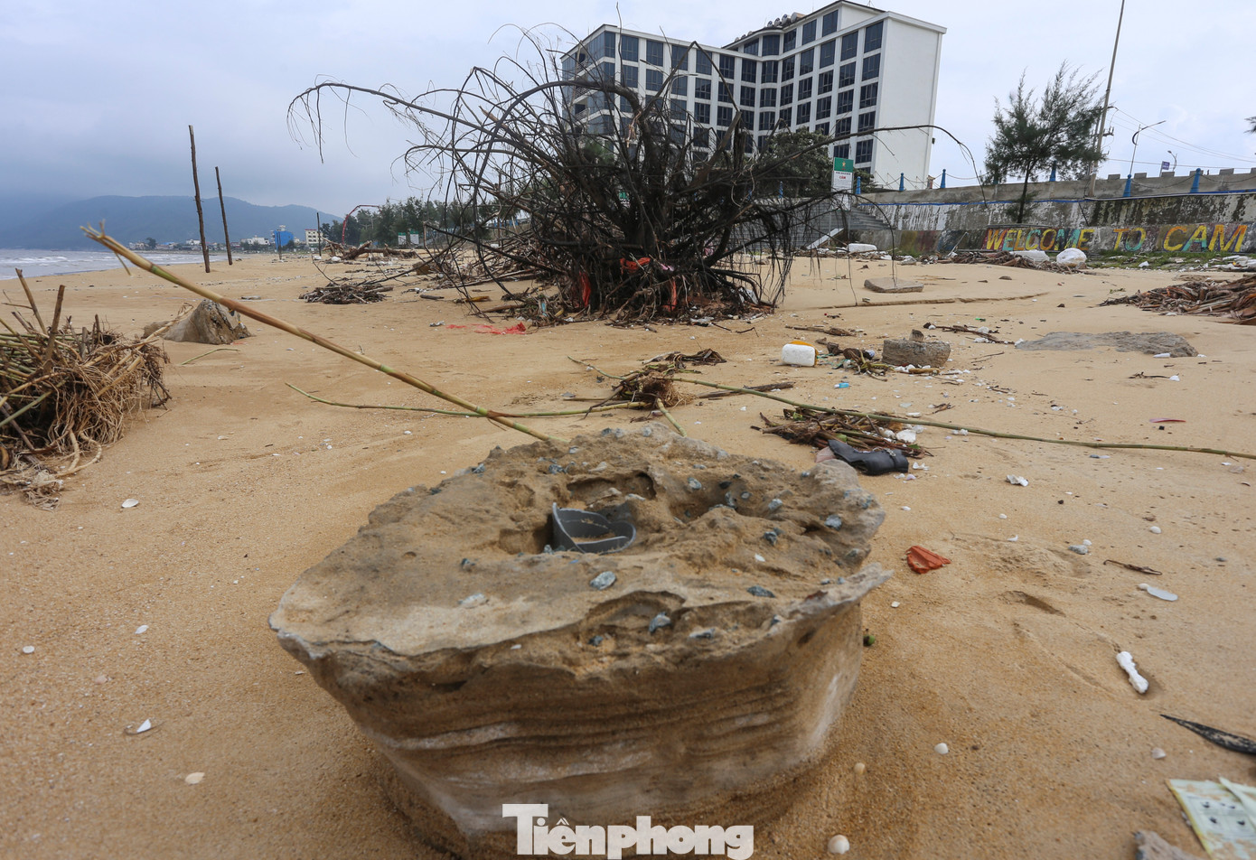 Sóng đánh mạnh cũng làm lộ những phiến bê tông có thép hoen gỉ, tiềm ẩn nguy cơ mất an toàn cho người đi lại trên bãi tắm.