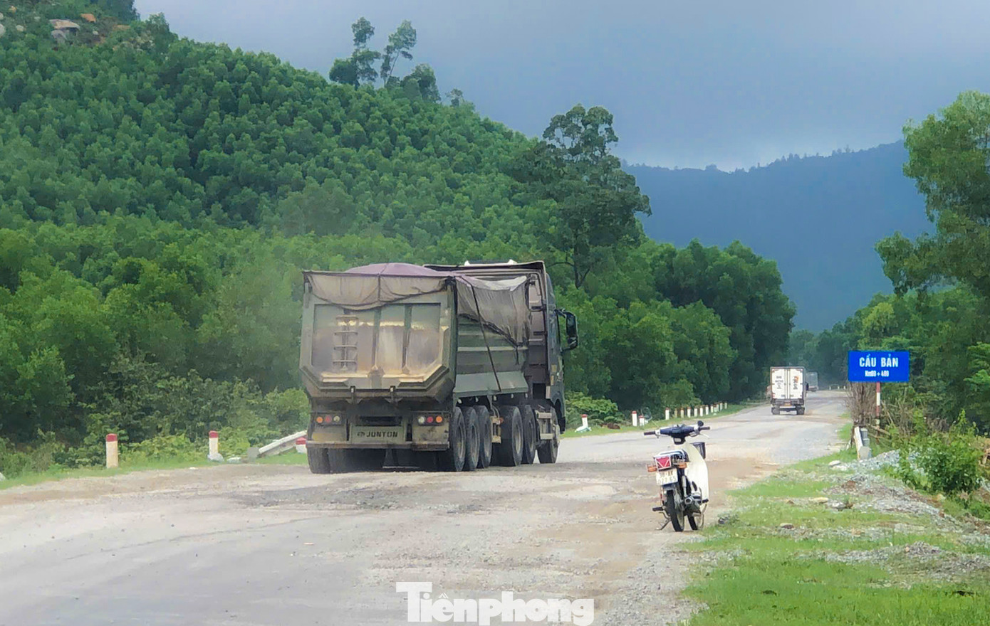 “Các vết bong tróc, hằn lún thành hố nguy hiểm rất nhiều, trong khi lượng xe chở vật liệu chạy liên tục, rất nguy hiểm. Nếu tài xế không quen, chạy ban đêm sẽ tiềm ẩn nguy cơ mất an toàn”, ông Lê Văn Cừ (trú huyện Cẩm Xuyên) cho hay.