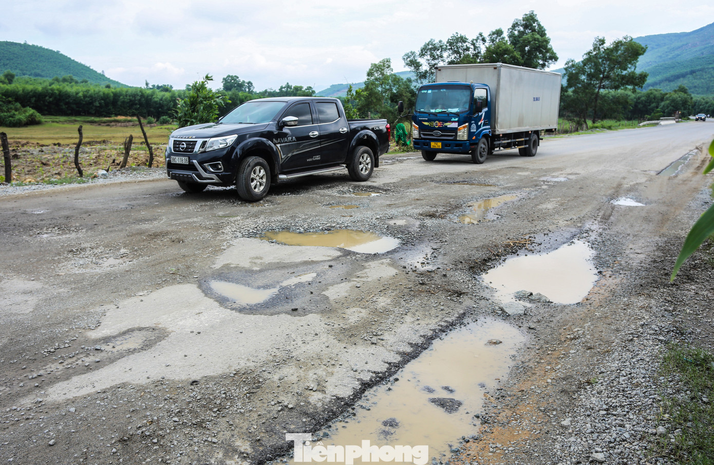 Người dân địa phương cho biết, đoạn đường trên từng nhiều lần xuống cấp song đơn vị quản lý chỉ “chắp vá” tạm thời. Nhiều tháng nay, tình trạng hư hỏng tiếp tục tiếp diễn, nhất là sau đợt mưa bão số 4 vừa qua.