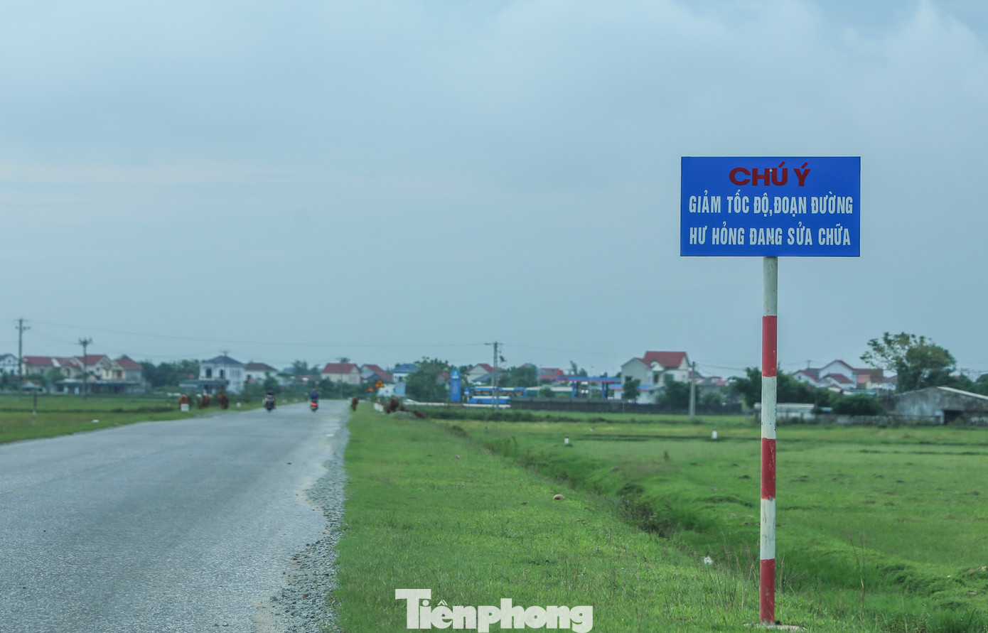 Đơn vị quản lý tuyến đường cũng đã lắp các biển cảnh báo tuyến đường hỏng, song việc sửa chữa chưa triển khai.