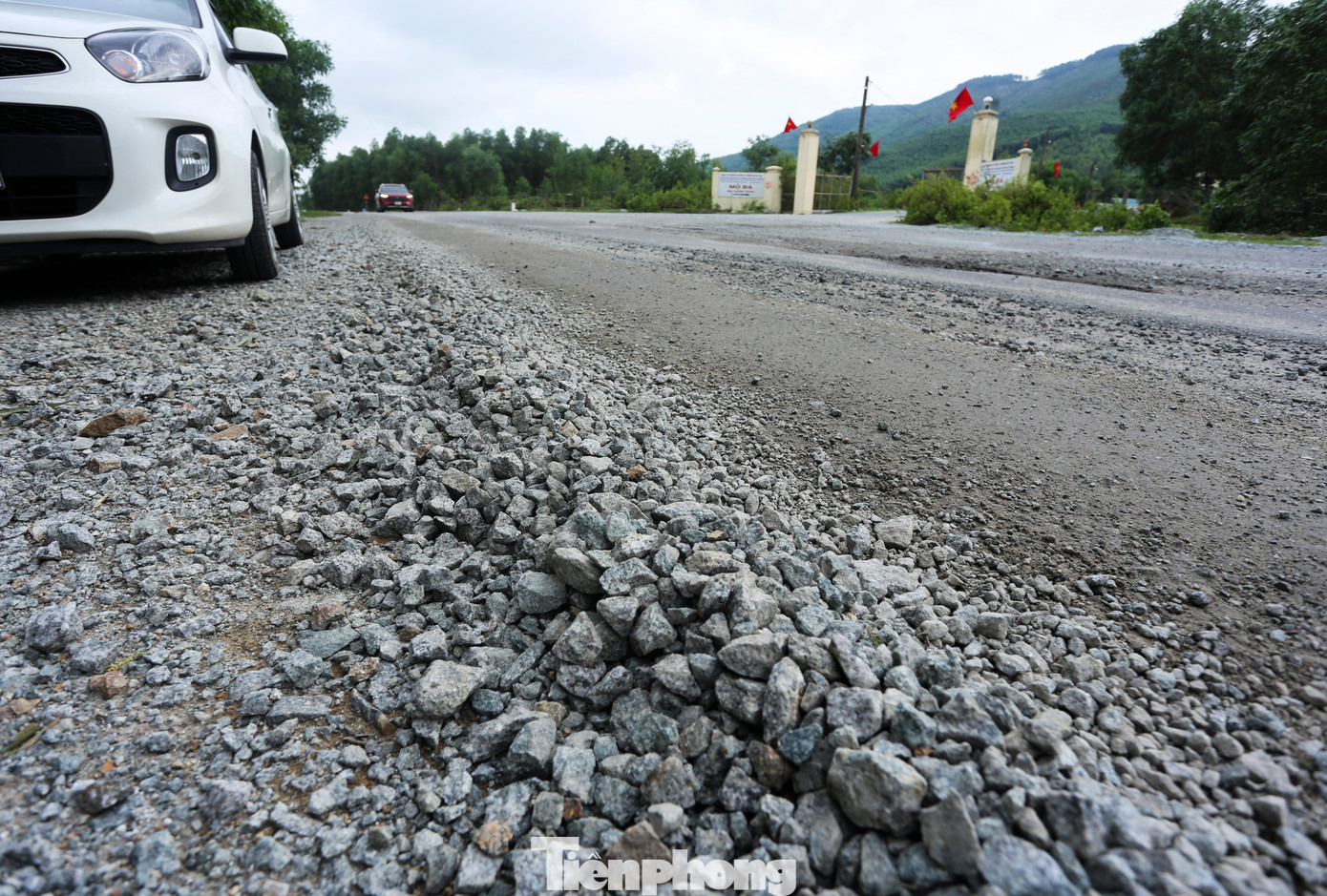Đại diện Ban Quản lý dự án đầu tư xây dựng Công trình giao thông tỉnh Hà Tĩnh cho hay, đoạn đường đưa vào sử dụng đã lâu, khi hư hỏng đơn vị cũng từng nhiều lần sửa chữa tạm các vị trí hư hỏng. Đến nay đã có phương án tu sửa song đang trong giai đoạn thiết kế bản vẽ rồi lựa chọn nhà thầu thi công sửa chữa.