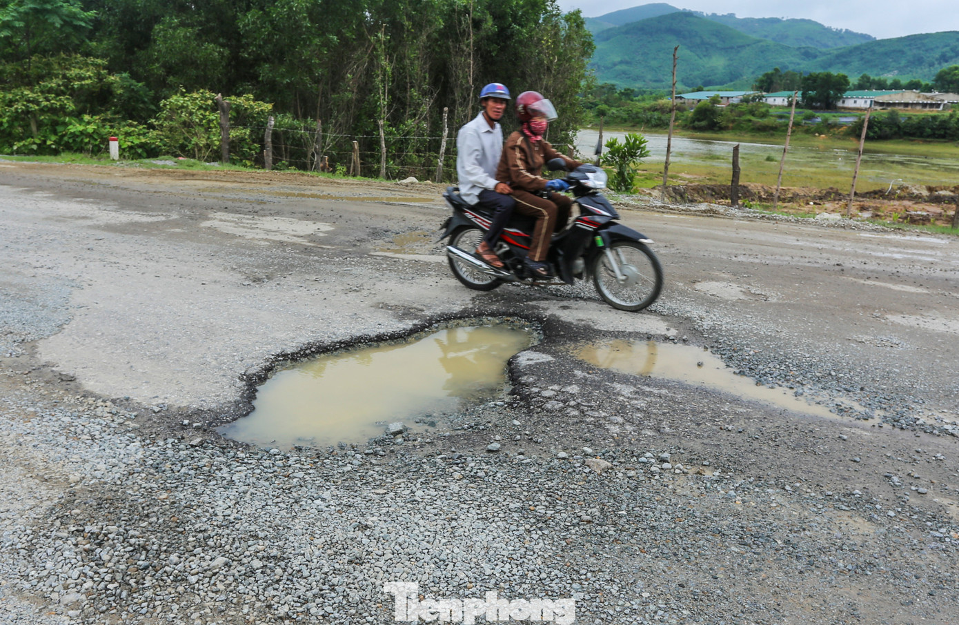 Tuyến đường hư hỏng nguy cơ mất an toàn giao thông.