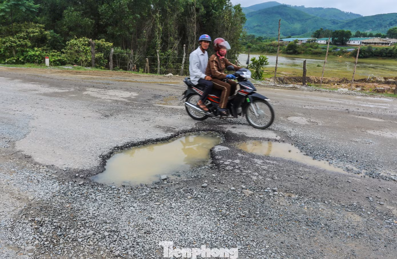 Tuyến đường hư hỏng nguy cơ mất an toàn giao thông.
