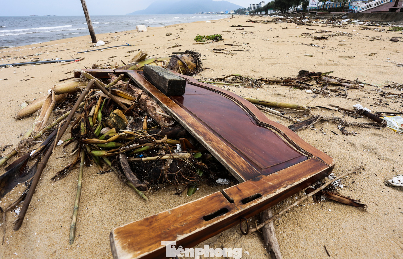 Đại diện BQL Khu du lịch Thiên Cầm cho biết, vào mùa mưa, lượng rác đại dương bị sóng đánh trôi dạt vào bãi tắm. Địa phương đã lên kế hoạch thu dọn song không xuể vì cứ triều cường lên, sóng lớn lại kéo rác từ biển vào. Đơn vị đã trao đổi với chính quyền địa phương và Huyện đoàn Cẩm Xuyên chờ thời tiết ổn định để thu gom.