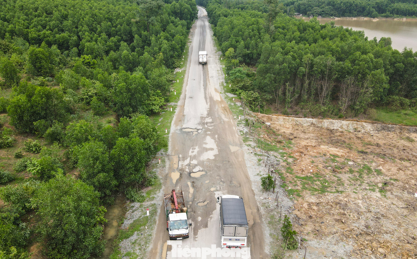 Tuyến đường ven biển Xuân Hội-Thạch Khê-Vũng Áng (còn gọi là Tỉnh lộ 547) là một trong những tuyến giao thông trục dọc, trọng điểm của Hà Tĩnh. Sau một thời gian đưa vào sử dụng, hiện nay một số đoạn tuyến đường bị xuống cấp, hư hỏng nghiêm trọng.