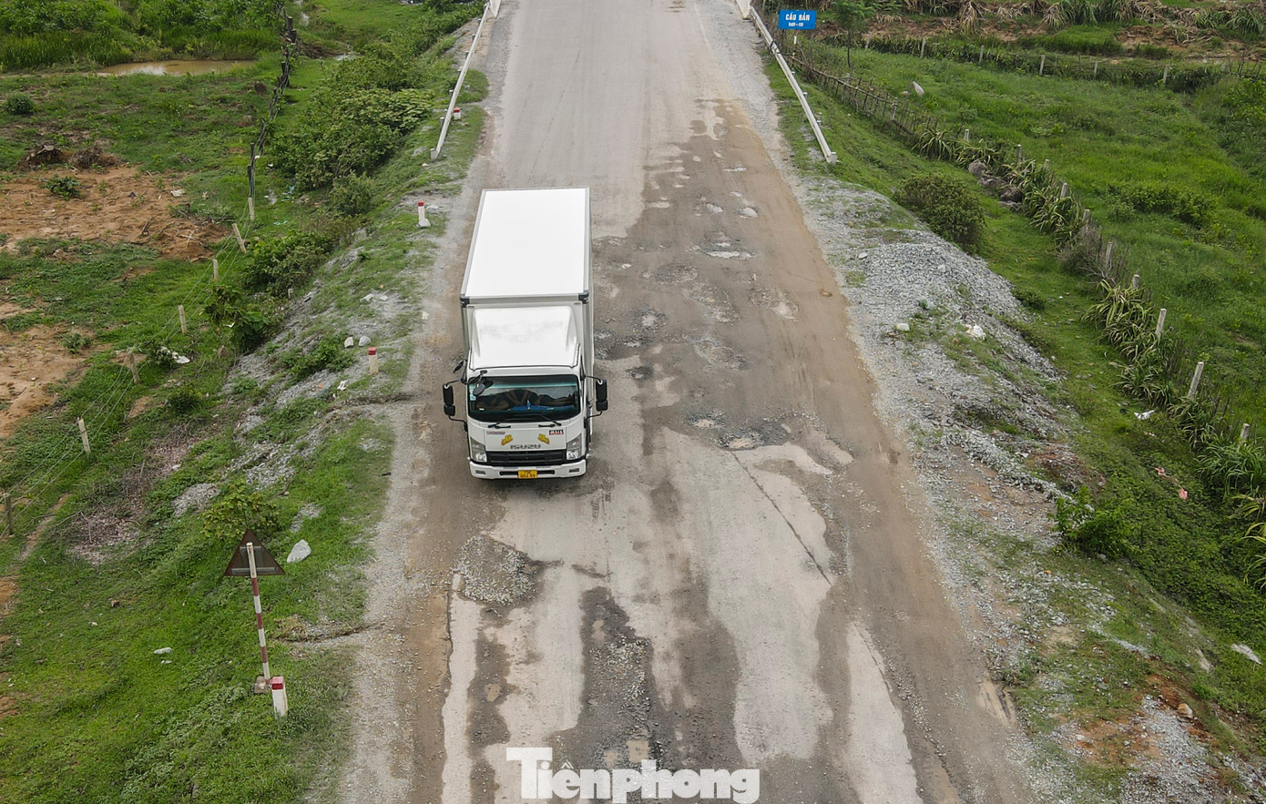 Người dân địa phương cho biết, đoạn đường trên từng nhiều lần xuống cấp song đơn vị quản lý chỉ “chắp vá” tạm thời. Nhiều tháng nay, tình trạng hư hỏng tiếp tục tiếp diễn, nhất là sau đợt mưa bão số 4 vừa qua.