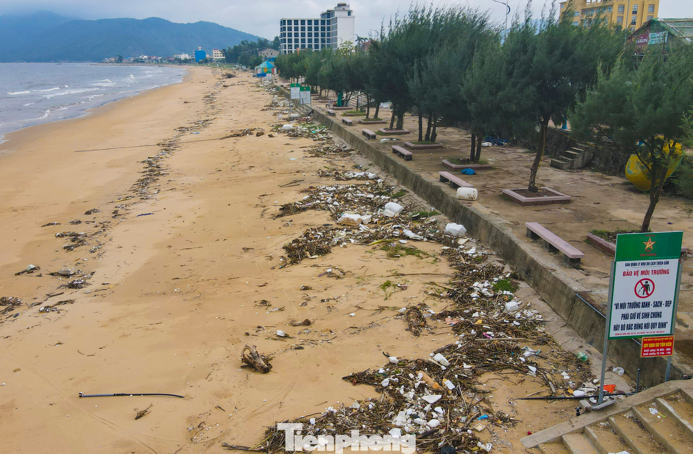 Sau đợt bão số 4 vừa qua, đã làm trôi dạt, dồn ứ nhiều loại rác ở bãi tắm Thiên Cầm (thị trấn Cẩm Xuyên, huyện Cẩm Xuyên.