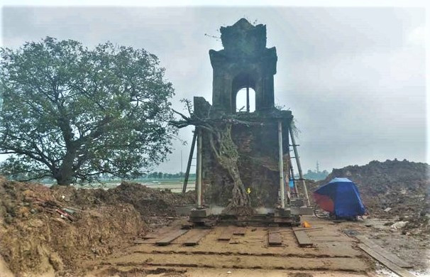 Cổng đền trước và sau khi hoàn thành dịch chuyển đến vị trí mới.