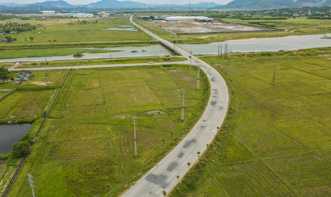 Những ngày này, dọc các tuyến đường từ Quốc lộ 1A về Khu kinh tế Vũng Áng, cảng Sơn Dương, cảng Vũng Áng (phường Vũng Áng, tỉnh Hà Tĩnh), xuất hiện hàng loạt vị trí nứt gãy, chi chít “ổ voi, ổ gà” trên mặt đường.