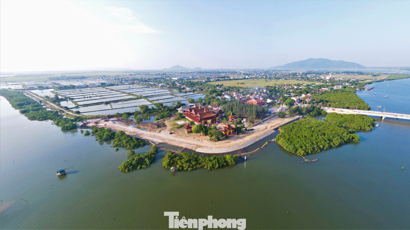 Rừng ngập mặn nếu phát triển tốt sẽ góp phần giúp chống lại thiên tai, giảm xói lở và bảo vệ đất, giảm ô nhiễm, hạn chế các tác động tiêu cực của biến đổi khí hậu và bảo vệ sinh kế cho người dân. Trong ảnh là cánh rừng ngập mặn trước chùa Phổ Độ (xã Hộ Độ, huyện Lộc Hà).