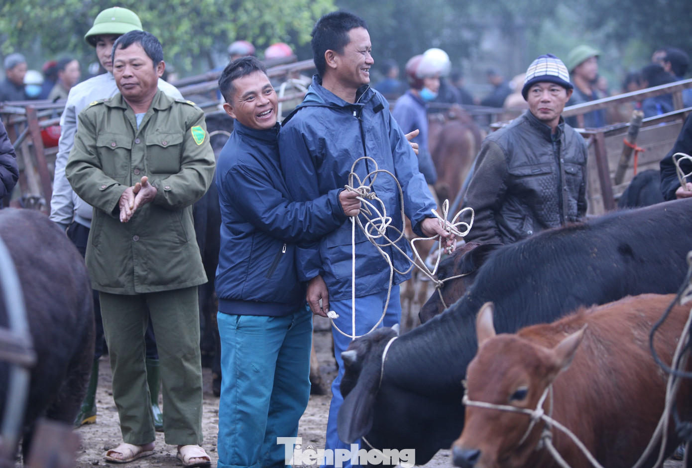 “Tuy chỉ là chợ nông thôn nhưng mỗi lần họp chợ đều có rất đông người đến đây để mua bán. Trâu bò về đây đều đẹp, người mua kẻ bán đều vui vẻ và rất nhanh chốt giá”, ông Hồ Phúc Mậu (trú huyện Lộc Hà) cho hay.