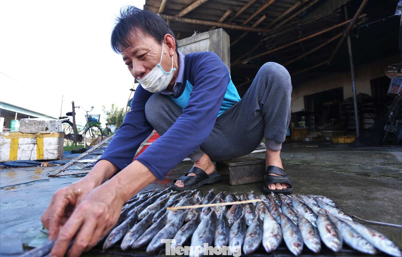 Các công đoạn từ chuẩn bị bếp lò, than củi, chọn cá, rửa cá, sắp xếp cá lên vỉ, nướng cá và phơi hong cá đều được mọi người thực hiện một cách chuyên nghiệp.