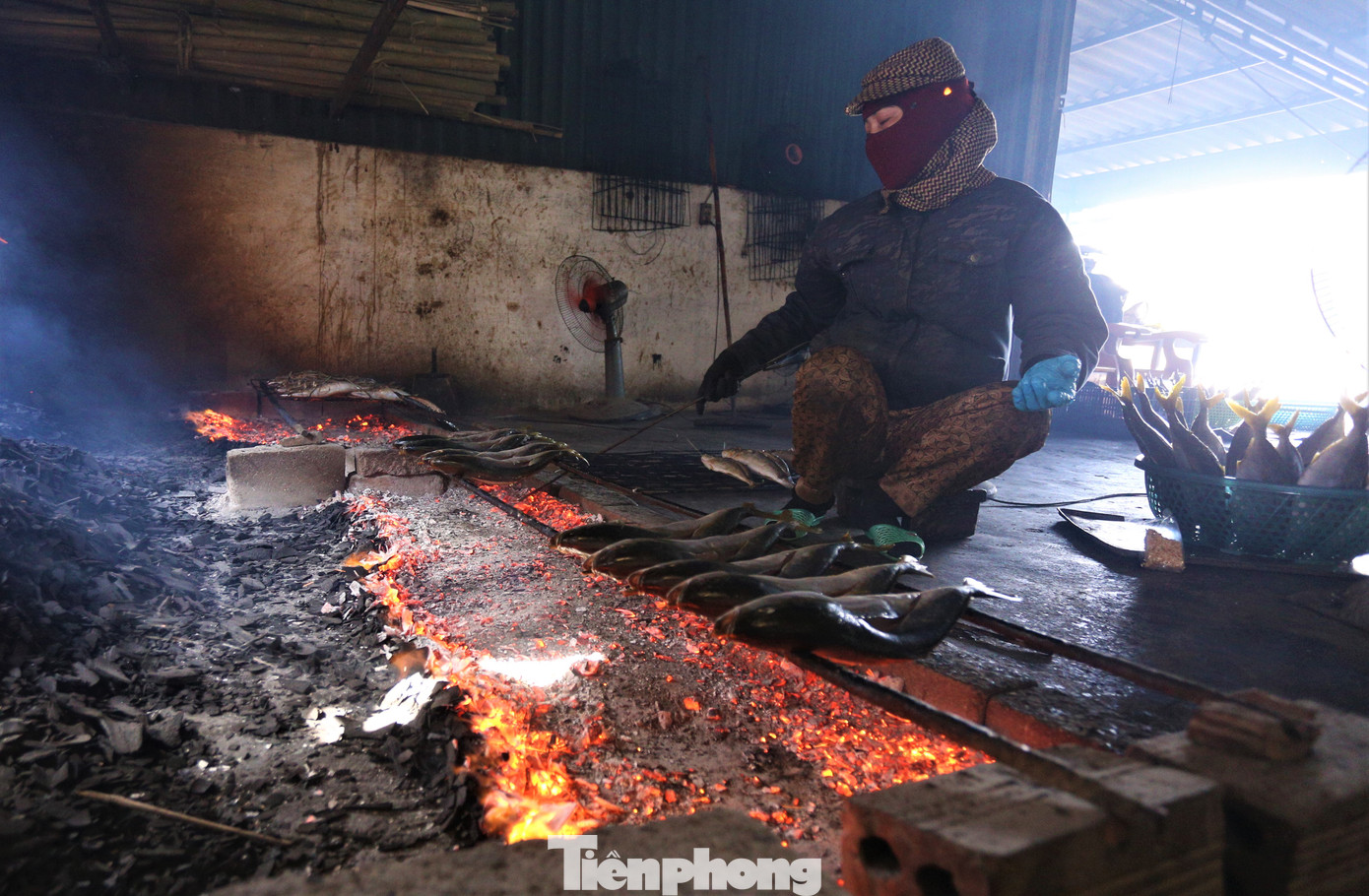 Những ngày cuối năm, làng nướng cá ở vùng biển xã Thạch Kim (huyện Lộc Hà – Hà Tĩnh) tất bật, đỏ lửa ngày đêm, làm việc không ngơi nghỉ để có đủ sản phẩm cá nướng phục vụ thị trường Tết Nguyên đán.