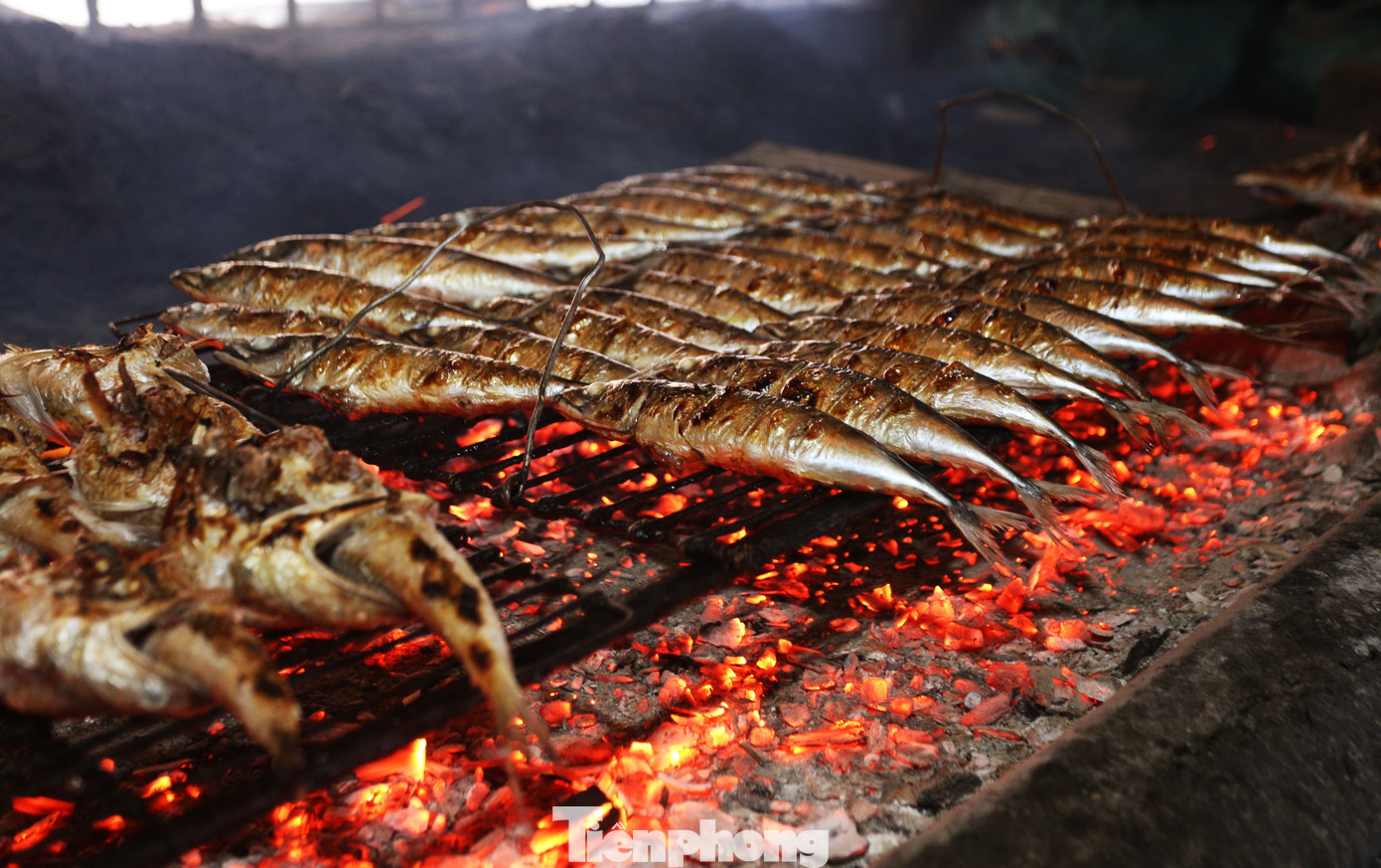 Mỗi mẻ cá nướng cần điều chỉnh lửa, than đỏ đủ độ trong khoảng 10-15 phút. Lúc thấy thân cá chín vàng đều, vảy hơi cháy sém, mỡ cá chảy ra, mùi thơm ngào ngạt.