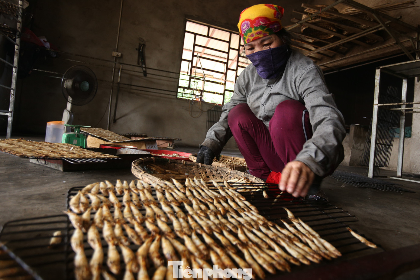 “Nghề này vất vả, người lấm lem than khói, sặc mùi cá nướng, nhất là về mùa hè nên đòi hỏi phải kiên trì, chịu khó và có tâm huyết với nghề. Do thường xuyên tiếp xúc với hơi nóng của lửa nên ai nấy bịt kín mặt”, bà Nguyễn Thị Bình (57 tuổi), cho hay.