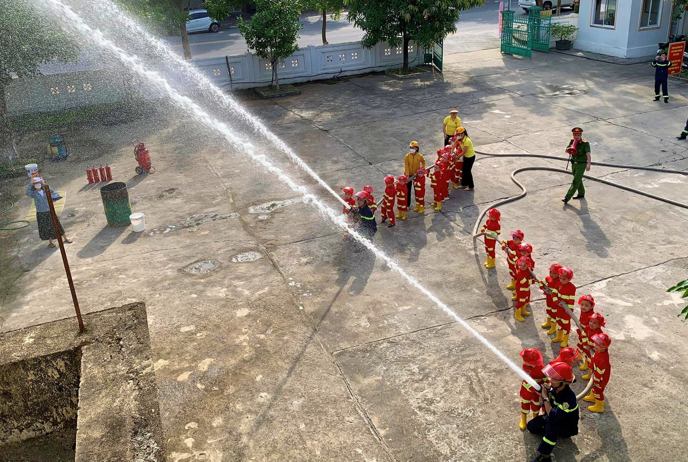 Ngày 7/10, Phòng Cảnh sát PCCC&amp;CNCH Công an Hà Tĩnh tổ chức buổi tuyên truyền, trải nghiệm thực hành chữa cháy và cứu nạn, cứu hộ cho gần 500 người gồm học sinh, sinh viên và người dân trên địa bàn tỉnh.