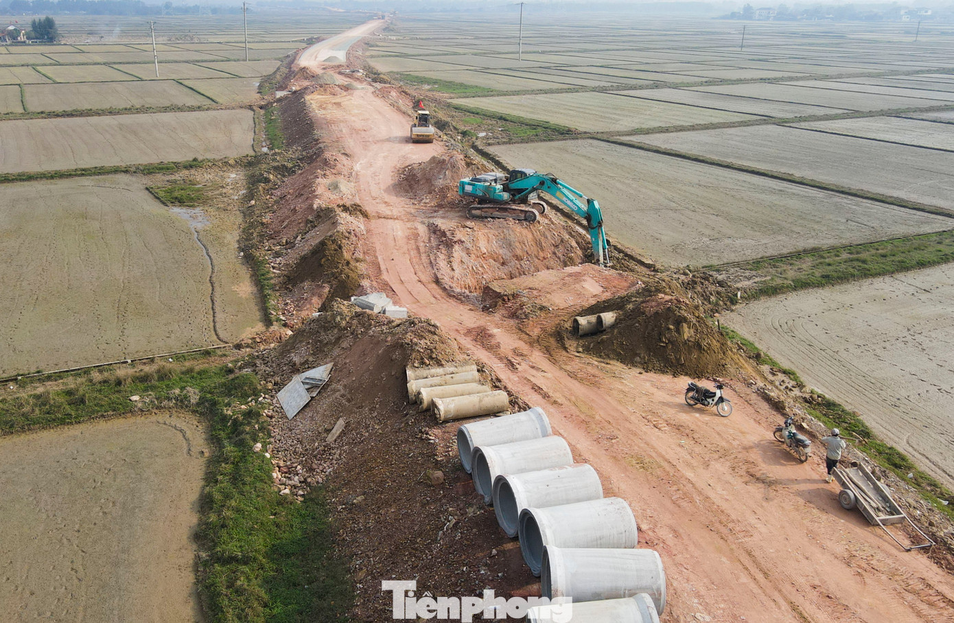 Trên tuyến cao tốc khu vực nút giao cũng được nhà thầu thảm các lớp nhựa C19, C16, lắp đặt hệ thống biển báo, lan can. Trên tuyến cao tốc khu vực nút giao cũng được nhà thầu thảm các lớp nhựa C19, C16, lắp đặt hệ thống biển báo, lan can.