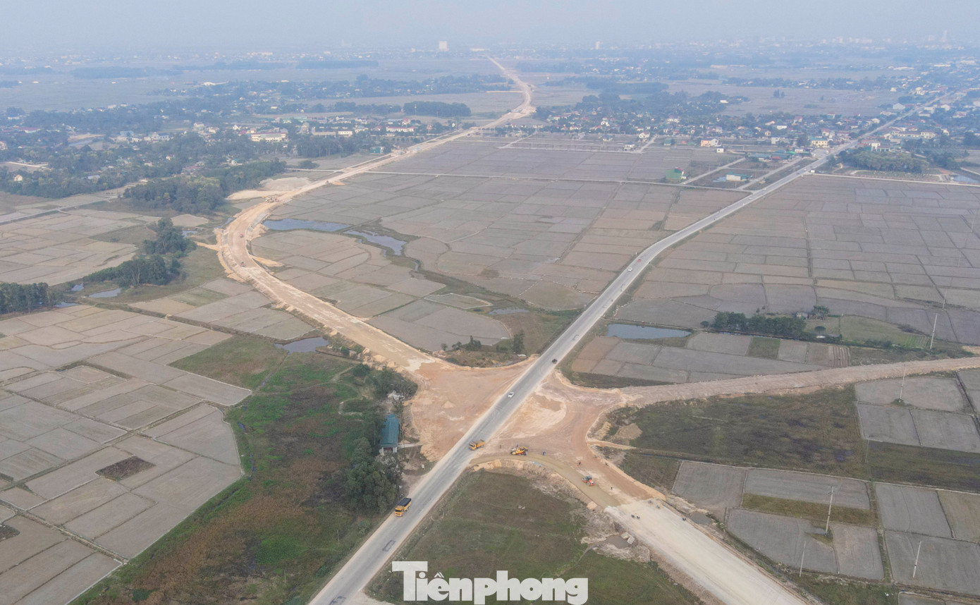 Nhà thầu đang tập trung thi công hoàn thành thảm nhựa dọc tuyến cao tốc tại nút giao và thi công đường găng từ cao tốc giao với đường tỉnh 550 để khi cao tốc được thông xe, các phương tiện có thể di chuyển ra vào cao tốc từ nút giao. Nhà thầu đang tập trung thi công hoàn thành thảm nhựa dọc tuyến cao tốc tại nút giao và thi công đường găng từ cao tốc giao với đường tỉnh 550 để khi cao tốc được thông xe, các phương tiện có thể di chuyển ra vào cao tốc từ nút giao.