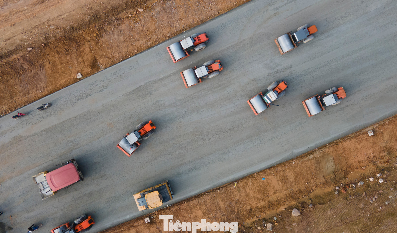 Trên tuyến cao tốc khu vực nút giao cũng được nhà thầu thảm các lớp nhựa C19, C16, lắp đặt hệ thống biển báo, lan can. Trên tuyến cao tốc khu vực nút giao cũng được nhà thầu thảm các lớp nhựa C19, C16, lắp đặt hệ thống biển báo, lan can.