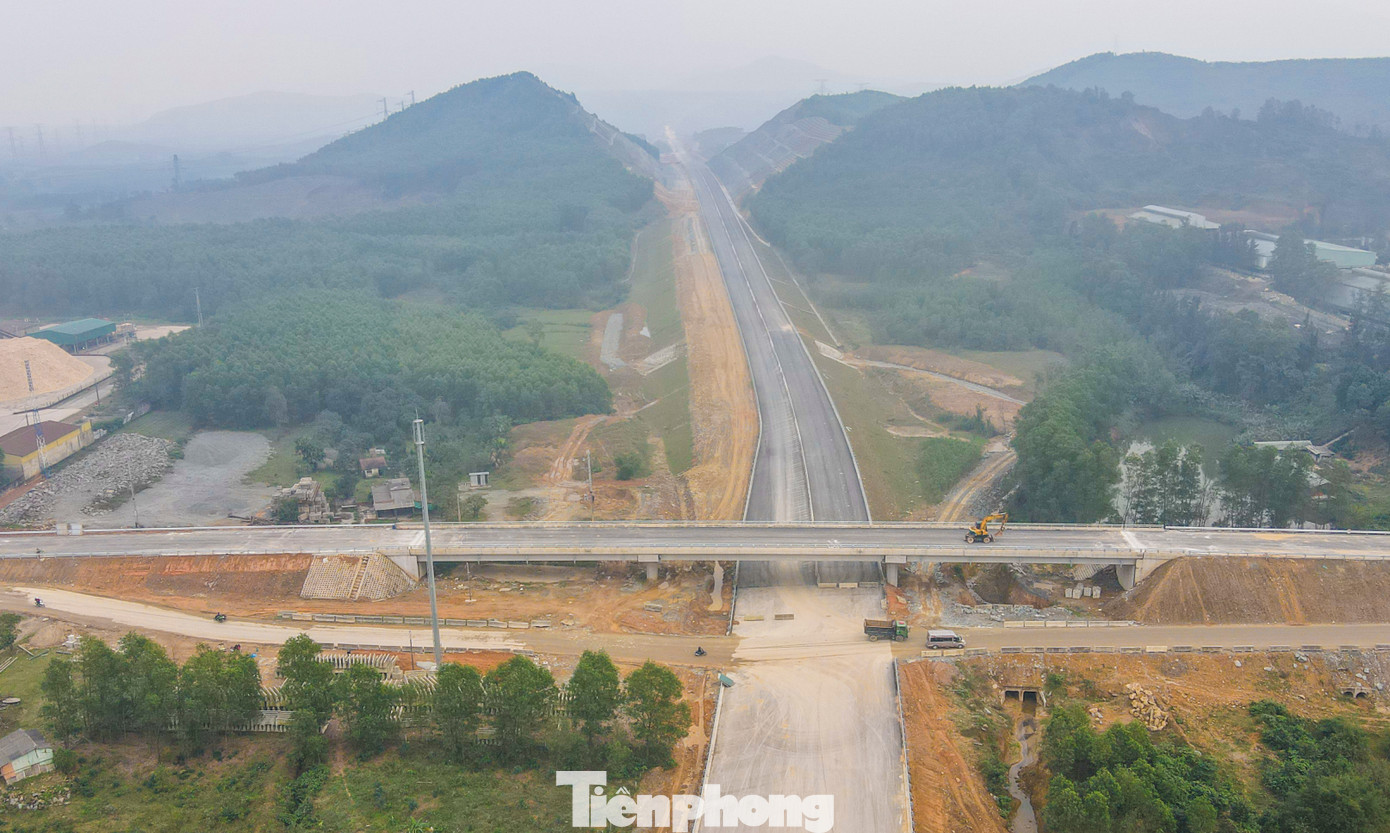 Cạnh đó là cầu vượt Quốc lộ 12C bắt ngang qua tuyến cao tốc. Hiện nay, cầu vượt cao tốc trên tuyến quốc lộ 12C cũng đã cơ bản hoàn thành. Nhà thầu hiện đang triển khai việc thảm bê tông nhựa mặt cầu, đổ bê tông nhựa ở hai đầu cầu. Dự kiến trong dịp Tết này, các phương tiện có thể lưu thông trên cầu. Cạnh đó là cầu vượt Quốc lộ 12C bắt ngang qua tuyến cao tốc. Hiện nay, cầu vượt cao tốc trên tuyến quốc lộ 12C cũng đã cơ bản hoàn thành. Nhà thầu hiện đang triển khai việc thảm bê tông nhựa mặt cầu, đổ bê tông nhựa ở hai đầu cầu. Dự kiến trong dịp Tết này, các phương tiện có thể lưu thông trên cầu.