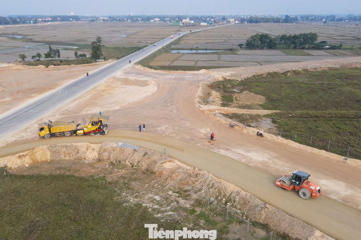 Cùng với hạng mục nút giao, các tuyến đường dẫn ra vào nút giao cũng đang được cấp tập hoàn thành. Theo kế hoạch, tháng 4/2025, toàn tuyến sẽ bàn giao, đi vào vận hành. Cùng với hạng mục nút giao, các tuyến đường dẫn ra vào nút giao cũng đang được cấp tập hoàn thành. Theo kế hoạch, tháng 4/2025, toàn tuyến sẽ bàn giao, đi vào vận hành.