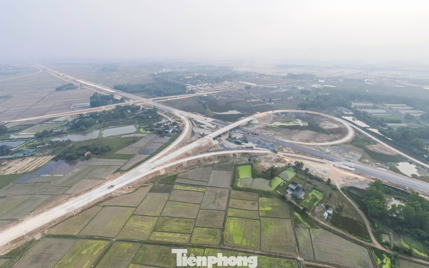 Tại nút giao Km509+825 cao tốc Bắc - Nam với đường tỉnh 550 (ĐT550) đoạn qua xã Lưu Vĩnh Sơn (Thạch Hà) đang được nhà thầu 319 (Bộ Quốc phòng) tập trung thi công. Từ nút giao này, người dân TP Hà Tĩnh và huyện Thạch Hà sẽ có thể vào ra cao tốc thuận lợi. Tại nút giao Km509+825 cao tốc Bắc - Nam với đường tỉnh 550 (ĐT550) đoạn qua xã Lưu Vĩnh Sơn (Thạch Hà) đang được nhà thầu 319 (Bộ Quốc phòng) tập trung thi công. Từ nút giao này, người dân TP Hà Tĩnh và huyện Thạch Hà sẽ có thể vào ra cao tốc thuận lợi.