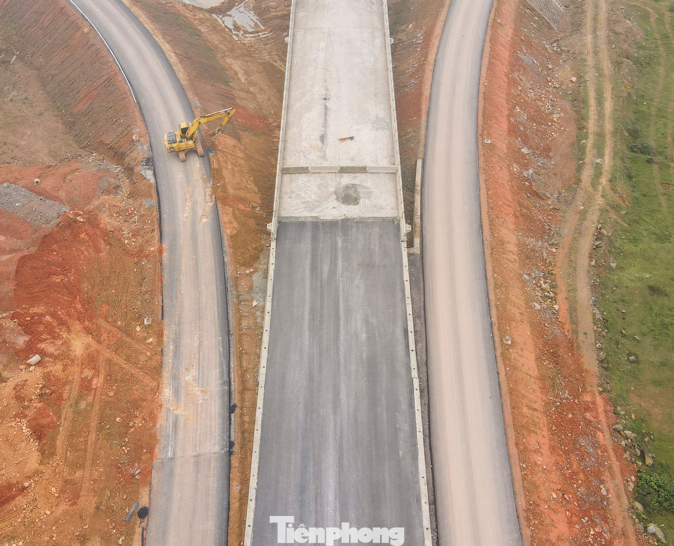 Theo thiết kế, nút giao này nằm trên địa hình trũng, có suối chảy qua nên việc thi công khá phức tạp. Đến thời điểm này, hạng mục nút giao này đã gần hoàn thiện. Khi hoàn thiện, từ Quốc lộ 12C, người dân huyện Kỳ Anh và thị xã Kỳ Anh có thể ra vào cao tốc Bắc - Nam thông qua nút giao tại Km568+126. Người tham gia giao thông khi đang di chuyển trên cao tốc muốn xuống thị xã Kỳ Anh và Khu kinh tế Vũng Áng sẽ xuống từ nút giao này. Theo thiết kế, nút giao này nằm trên địa hình trũng, có suối chảy qua nên việc thi công khá phức tạp. Đến thời điểm này, hạng mục nút giao này đã gần hoàn thiện. Khi hoàn thiện, từ Quốc lộ 12C, người dân huyện Kỳ Anh và thị xã Kỳ Anh có thể ra vào cao tốc Bắc - Nam thông qua nút giao tại Km568+126. Người tham gia giao thông khi đang di chuyển trên cao tốc muốn xuống thị xã Kỳ Anh và Khu kinh tế Vũng Áng sẽ xuống từ nút giao này.