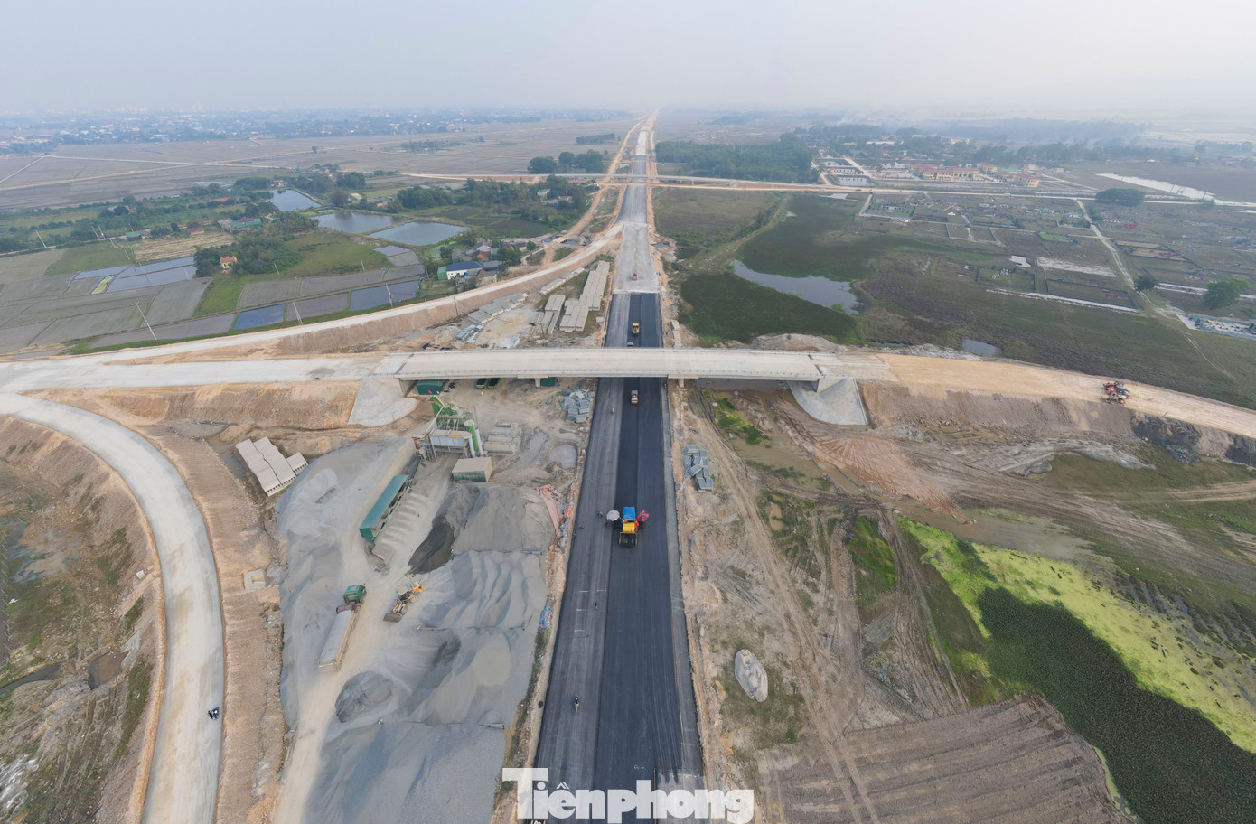 Ông Trần Đình Ngân - Giám đốc Ban điều hành dự án cao tốc Bãi Vọt - Hàm Nghi của Tổng Công ty 319 cho biết, việc thi công hạng mục nút giao gặp khá nhiều khó khăn do cần thời gian dài xử lý nền đất yếu. Đến nay, hạng mục nút giao đã hoàn thành 73% khối lượng với việc hoàn thành đào, đắp nền đường, xây cầu vượt nút giao và đang triển khai thảm lớp cấp phối đá dăm. Ông Trần Đình Ngân - Giám đốc Ban điều hành dự án cao tốc Bãi Vọt - Hàm Nghi của Tổng Công ty 319 cho biết, việc thi công hạng mục nút giao gặp khá nhiều khó khăn do cần thời gian dài xử lý nền đất yếu. Đến nay, hạng mục nút giao đã hoàn thành 73% khối lượng với việc hoàn thành đào, đắp nền đường, xây cầu vượt nút giao và đang triển khai thảm lớp cấp phối đá dăm.