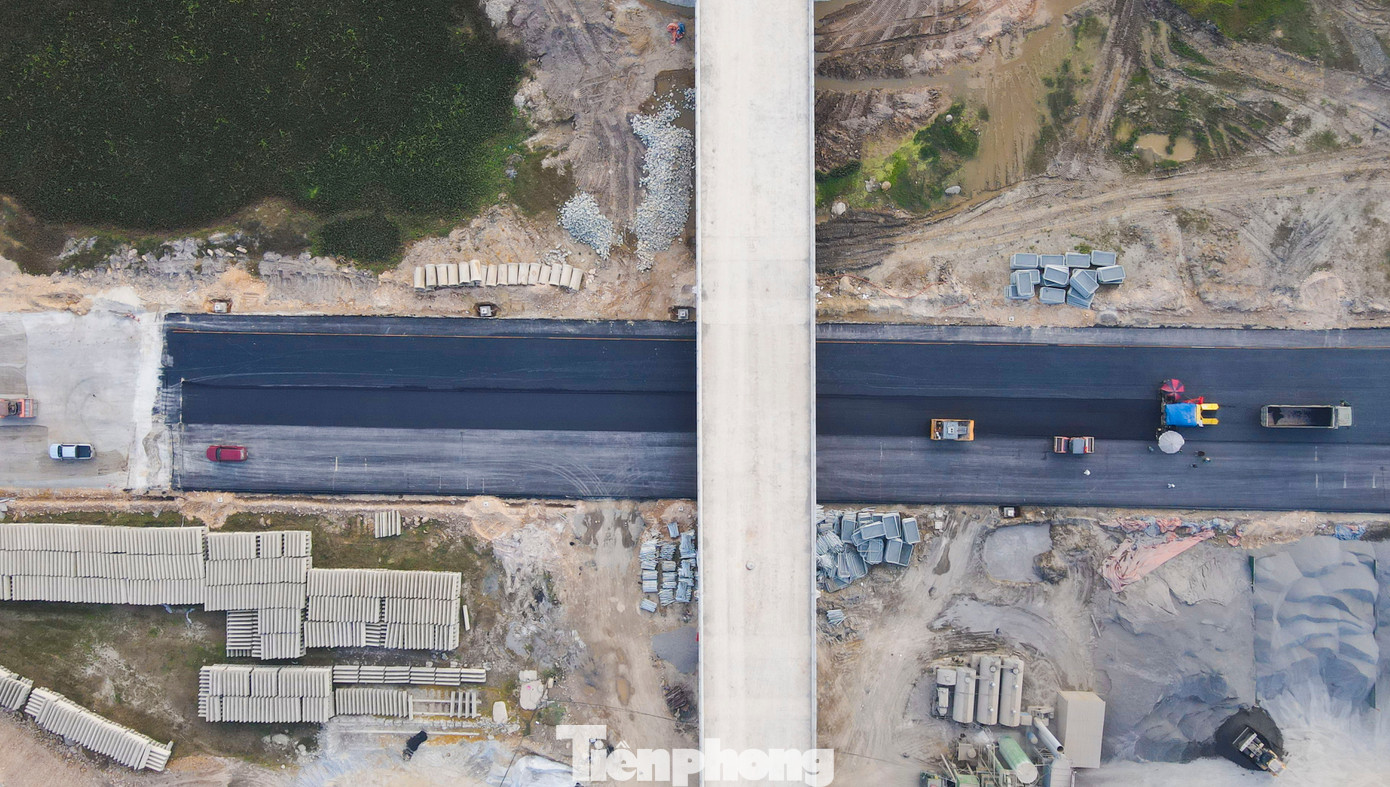 Nhà thầu đang tập trung thi công hoàn thành thảm nhựa dọc tuyến cao tốc tại nút giao và thi công đường găng từ cao tốc giao với đường tỉnh 550 để khi cao tốc được thông xe, các phương tiện có thể di chuyển ra vào cao tốc từ nút giao. Nhà thầu đang tập trung thi công hoàn thành thảm nhựa dọc tuyến cao tốc tại nút giao và thi công đường găng từ cao tốc giao với đường tỉnh 550 để khi cao tốc được thông xe, các phương tiện có thể di chuyển ra vào cao tốc từ nút giao.