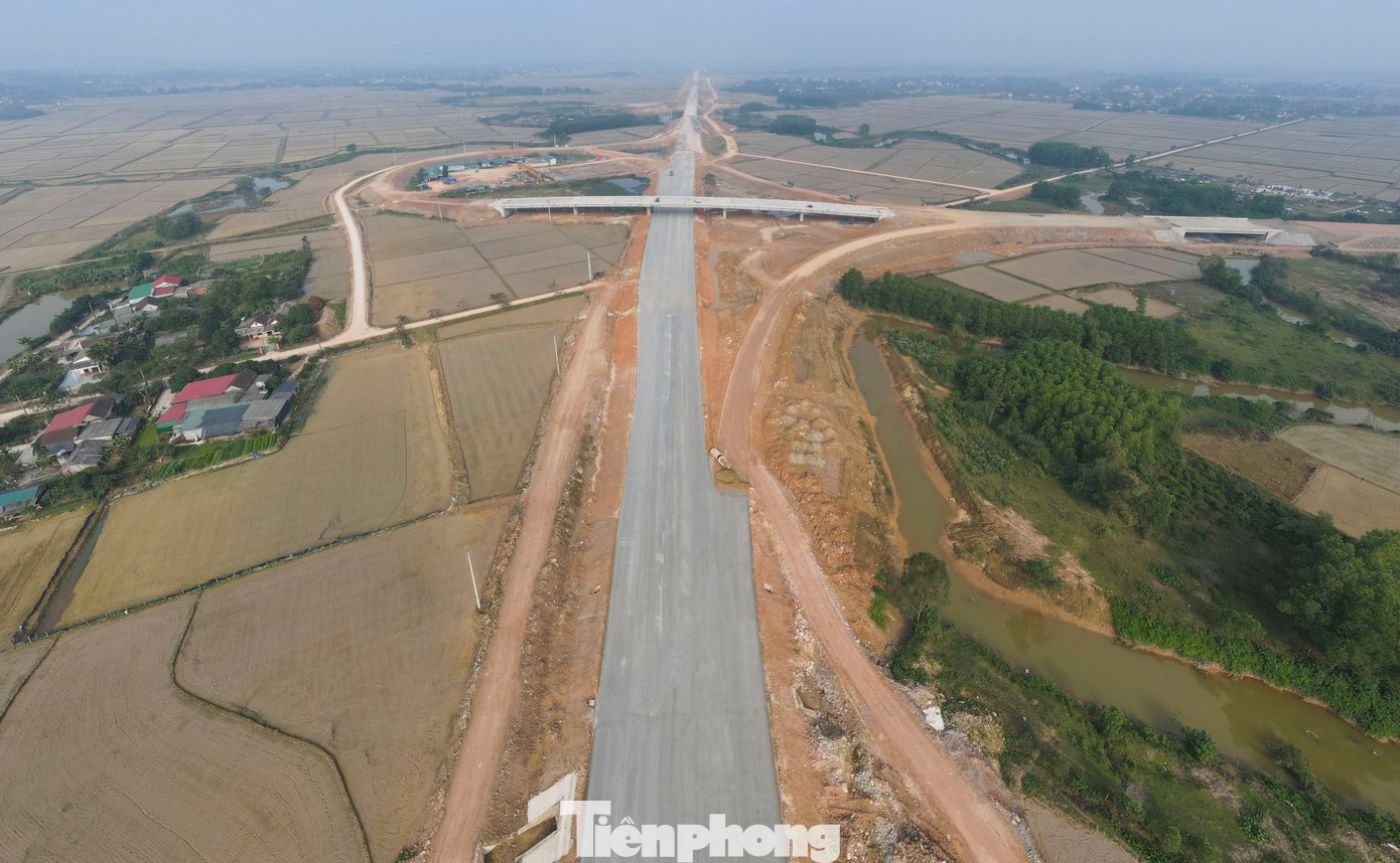 Trên tuyến cao tốc khu vực nút giao cũng được nhà thầu thảm các lớp nhựa C19, C16, lắp đặt hệ thống biển báo, lan can. Trên tuyến cao tốc khu vực nút giao cũng được nhà thầu thảm các lớp nhựa C19, C16, lắp đặt hệ thống biển báo, lan can.