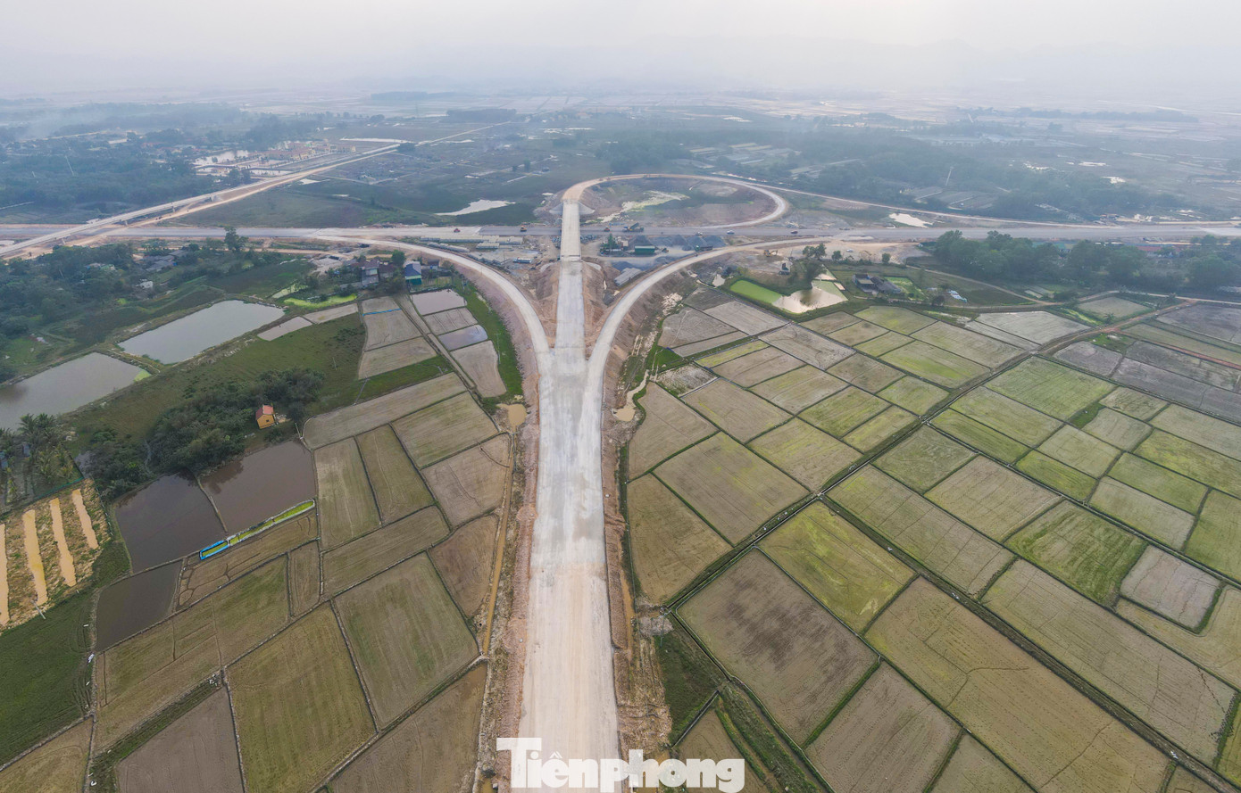 Nhà thầu đang tập trung thi công hoàn thành thảm nhựa dọc tuyến cao tốc tại nút giao và thi công đường găng từ cao tốc giao với đường tỉnh 550 để khi cao tốc được thông xe, các phương tiện có thể di chuyển ra vào cao tốc từ nút giao. Nhà thầu đang tập trung thi công hoàn thành thảm nhựa dọc tuyến cao tốc tại nút giao và thi công đường găng từ cao tốc giao với đường tỉnh 550 để khi cao tốc được thông xe, các phương tiện có thể di chuyển ra vào cao tốc từ nút giao.