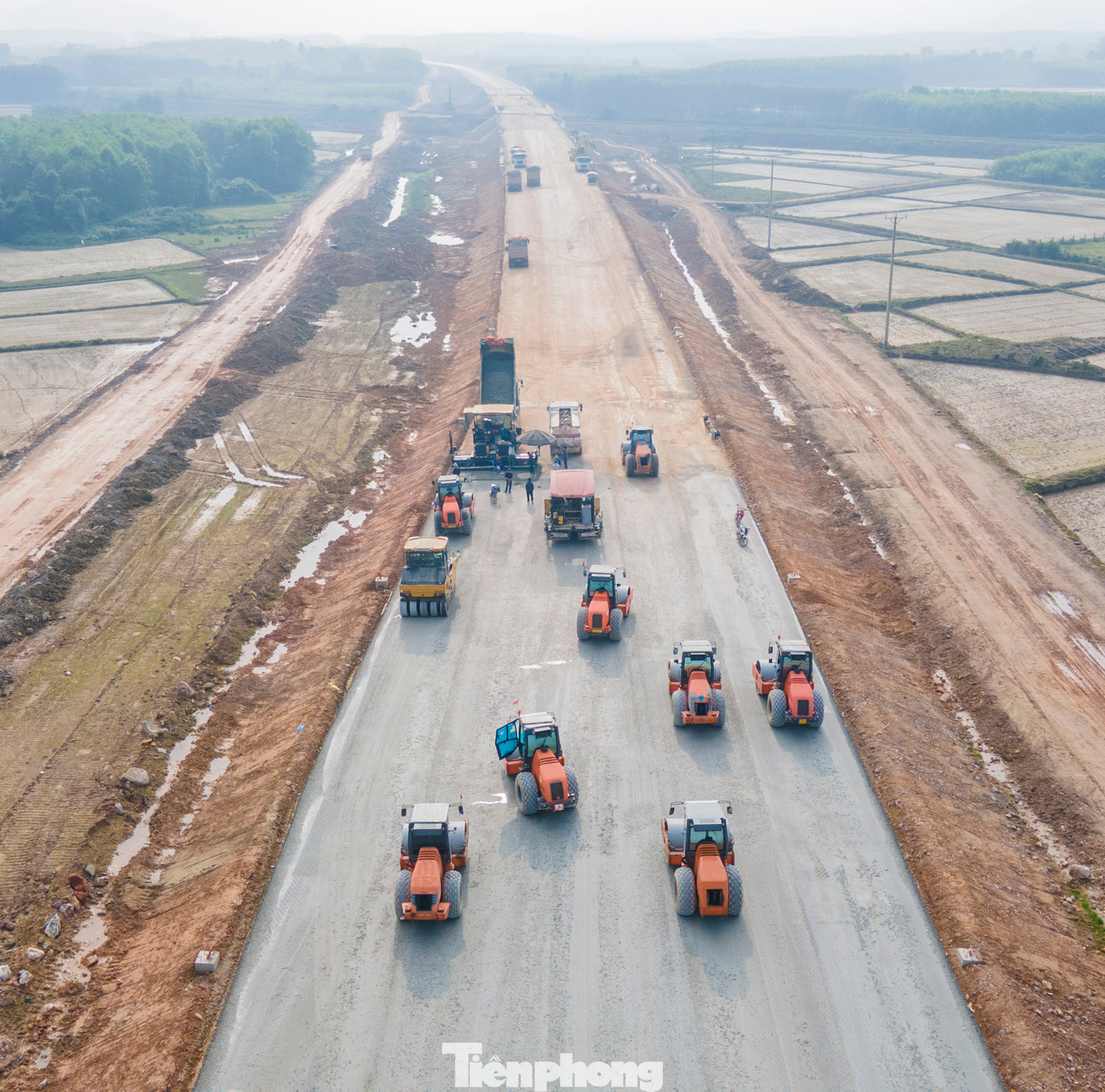 Đại diện Công ty CP Tập đoàn Thành Huy – đơn vị thực hiện dự án cho biết nút giao và tuyến đường nối Quốc lộ 1 dài 3,2km. Hiện đơn vị đang hoàn thiện nền để làm móng mặt và thảm nhựa mặt đường. Đại diện Công ty CP Tập đoàn Thành Huy – đơn vị thực hiện dự án cho biết nút giao và tuyến đường nối Quốc lộ 1 dài 3,2km. Hiện đơn vị đang hoàn thiện nền để làm móng mặt và thảm nhựa mặt đường.