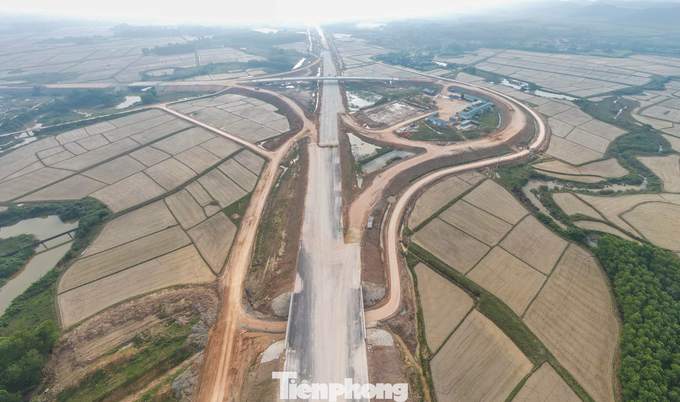 Trong ảnh là hạng mục nút giao tại Km527+580 kết nối với Quốc lộ 1 qua tuyến nối ở xã Cẩm Quan (huyện Cẩm Xuyên) đang được đơn vị thực hiện dự án đẩy tiến độ. Trong ảnh là hạng mục nút giao tại Km527+580 kết nối với Quốc lộ 1 qua tuyến nối ở xã Cẩm Quan (huyện Cẩm Xuyên) đang được đơn vị thực hiện dự án đẩy tiến độ.