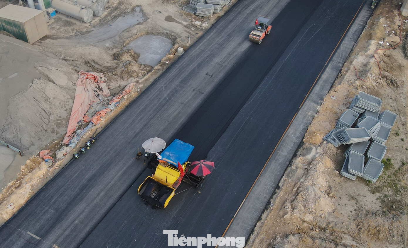 Nhà thầu đang tập trung thi công hoàn thành thảm nhựa dọc tuyến cao tốc tại nút giao và thi công đường găng từ cao tốc giao với đường tỉnh 550 để khi cao tốc được thông xe, các phương tiện có thể di chuyển ra vào cao tốc từ nút giao. Nhà thầu đang tập trung thi công hoàn thành thảm nhựa dọc tuyến cao tốc tại nút giao và thi công đường găng từ cao tốc giao với đường tỉnh 550 để khi cao tốc được thông xe, các phương tiện có thể di chuyển ra vào cao tốc từ nút giao.