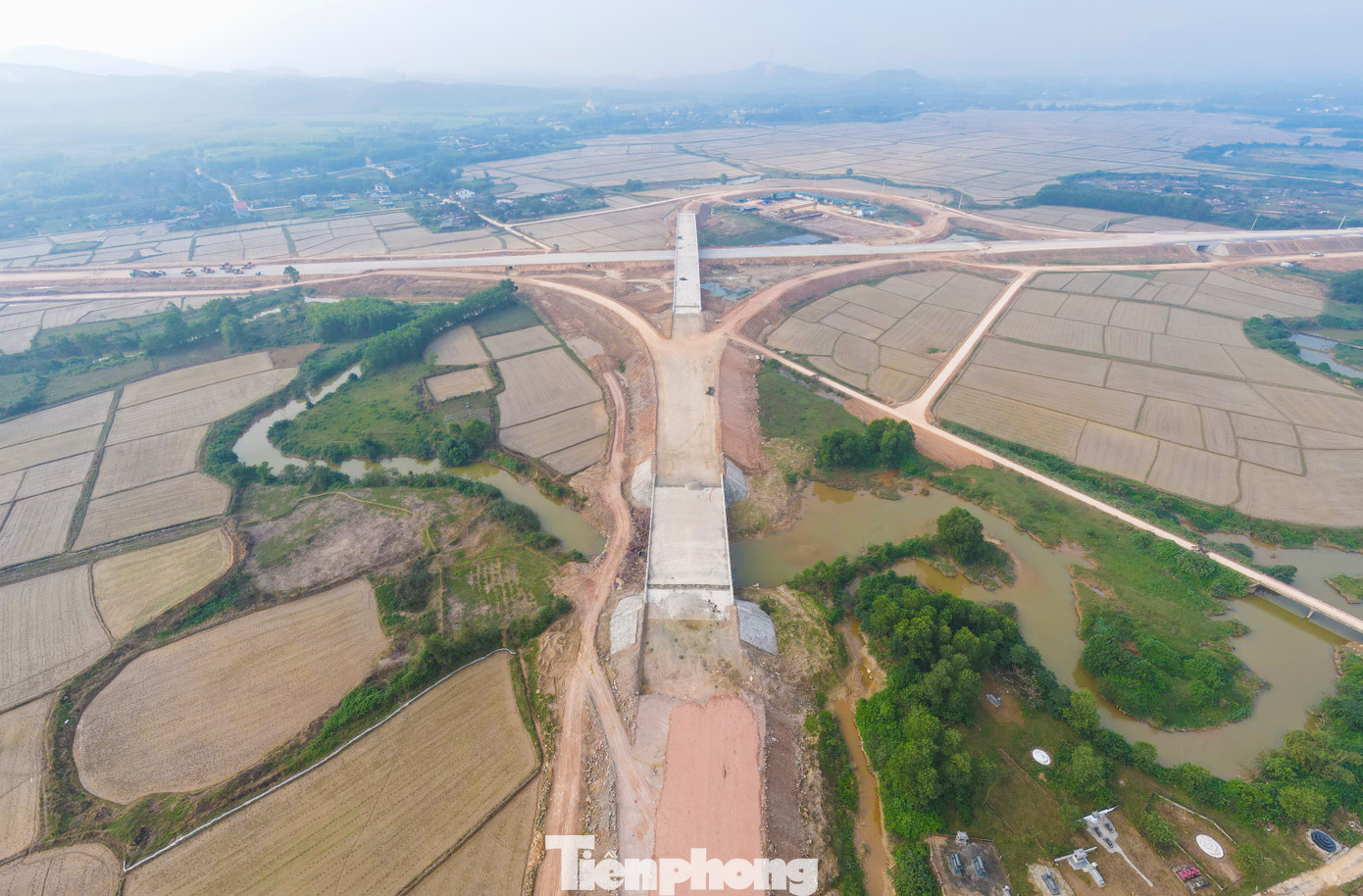 Cao tốc Bắc - Nam phía Đông đoạn qua tỉnh Hà Tĩnh có 4 dự án thành phần, gồm: Diễn Châu - Bãi Vọt (giai đoạn 2017 - 2020), Bãi Vọt - Hàm Nghi, Hàm Nghi - Vũng Áng và Vũng Áng - Bùng (giai đoạn 2021 - 2025) với tổng chiều dài qua địa bàn hơn 102km. Trên tuyến cao tốc có 6 nút giao giúp kết nối Hà Tĩnh. Cao tốc Bắc - Nam phía Đông đoạn qua tỉnh Hà Tĩnh có 4 dự án thành phần, gồm: Diễn Châu - Bãi Vọt (giai đoạn 2017 - 2020), Bãi Vọt - Hàm Nghi, Hàm Nghi - Vũng Áng và Vũng Áng - Bùng (giai đoạn 2021 - 2025) với tổng chiều dài qua địa bàn hơn 102km. Trên tuyến cao tốc có 6 nút giao giúp kết nối Hà Tĩnh.