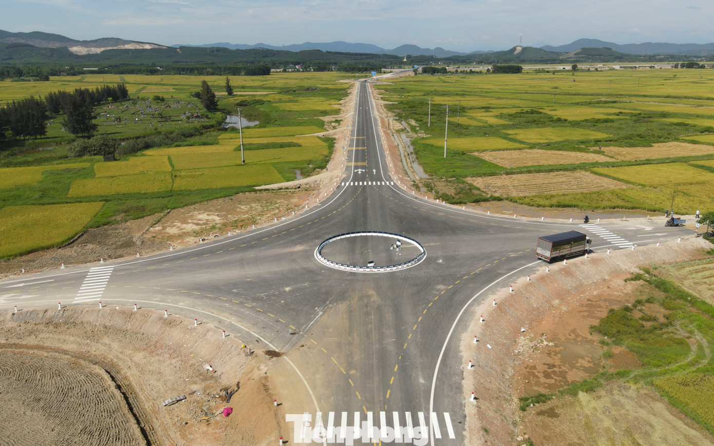 Ngã tư giao cắt Quốc lộ 8C với đường dẫn lên cao tốc qua xã Cẩm Quan (huyện Cẩm Xuyên) trước và sau khi lắp đảo giao thông. Ngã tư giao cắt Quốc lộ 8C với đường dẫn lên cao tốc qua xã Cẩm Quan (huyện Cẩm Xuyên) trước và sau khi lắp đảo giao thông.