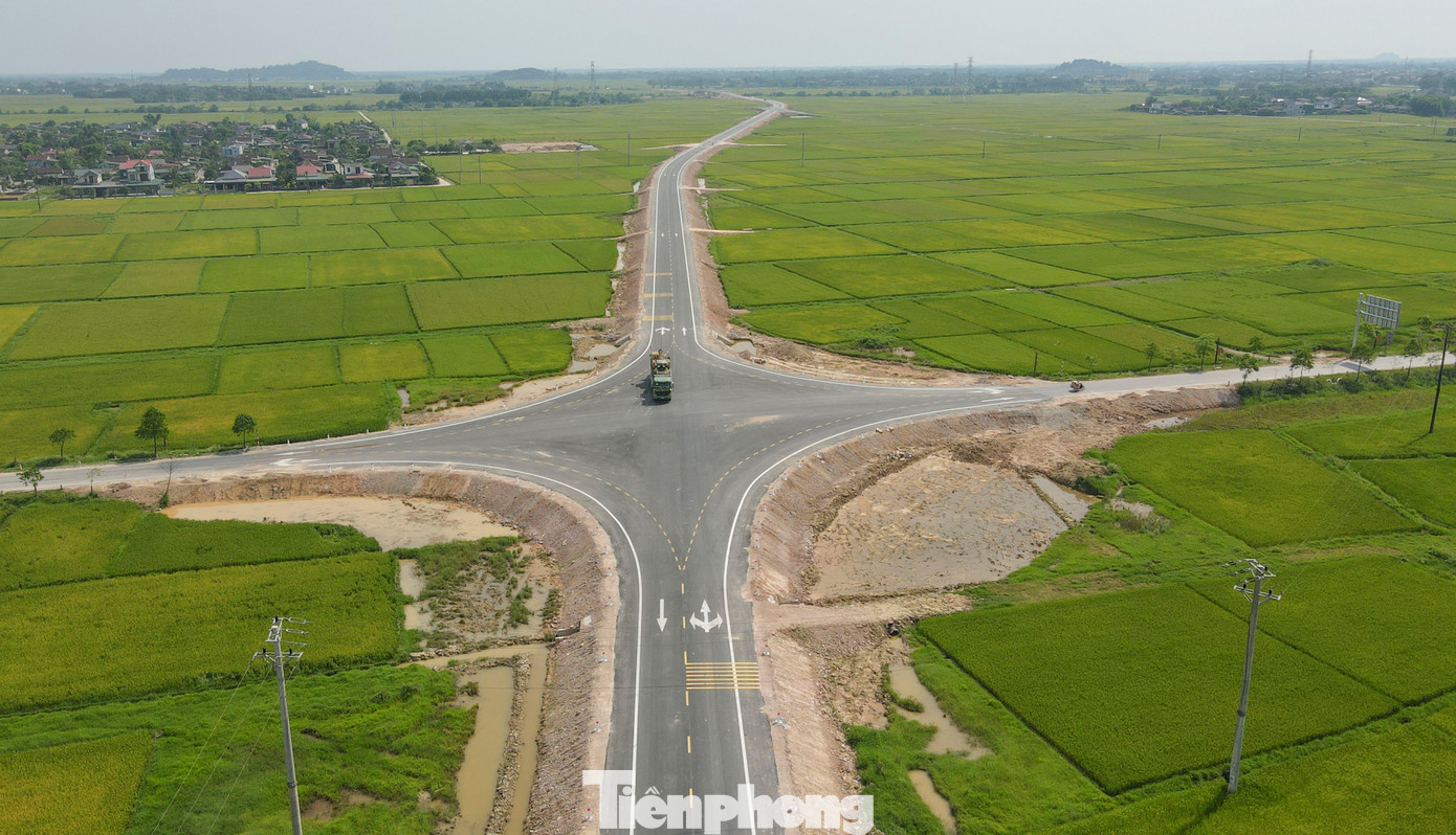 Ngã tư giao cắt Quốc lộ 8C với đường dẫn lên cao tốc qua xã Cẩm Quan (huyện Cẩm Xuyên) trước và sau khi lắp đảo giao thông. Ngã tư giao cắt Quốc lộ 8C với đường dẫn lên cao tốc qua xã Cẩm Quan (huyện Cẩm Xuyên) trước và sau khi lắp đảo giao thông.