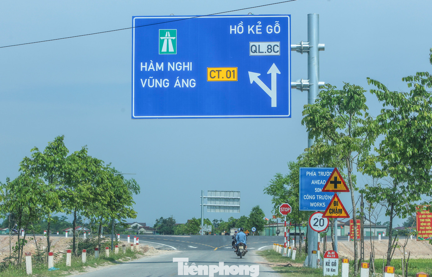 Ngã tư giao cắt Quốc lộ 8C với đường dẫn lên cao tốc qua xã Cẩm Quan (huyện Cẩm Xuyên) trước và sau khi lắp đảo giao thông. Ngã tư giao cắt Quốc lộ 8C với đường dẫn lên cao tốc qua xã Cẩm Quan (huyện Cẩm Xuyên) trước và sau khi lắp đảo giao thông.