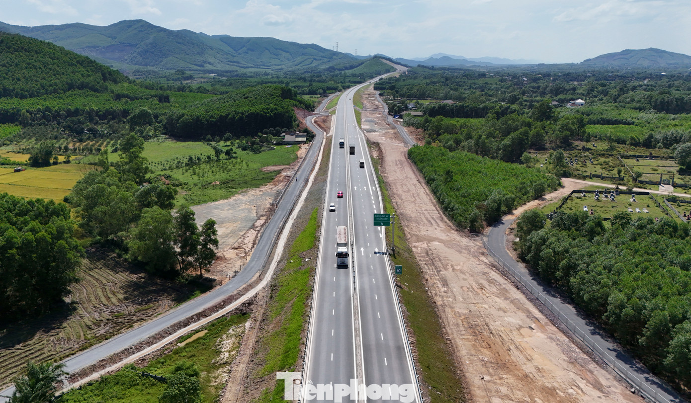 Cao tốc qua Hà Tĩnh thông tuyến giúp giảm áp lực phương tiện cho quốc lộ 1. Cao tốc qua Hà Tĩnh thông tuyến giúp giảm áp lực phương tiện cho quốc lộ 1.