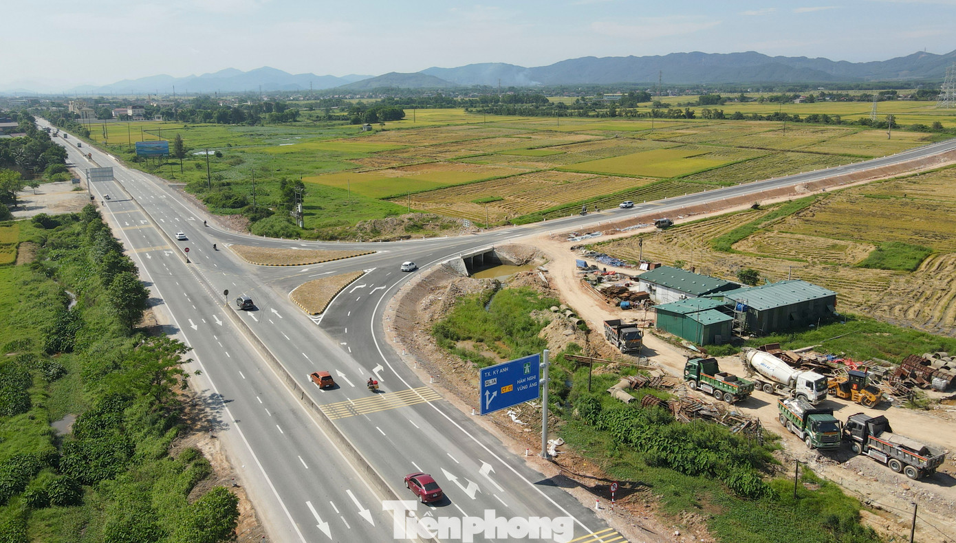 Một số vị trí bất cập khác tại nút giao lên cao tốc và Quốc lộ 1A cũng được đưa ra nhiều phương án đảm bảo an toàn, giảm tai nạn. Một số vị trí bất cập khác tại nút giao lên cao tốc và Quốc lộ 1A cũng được đưa ra nhiều phương án đảm bảo an toàn, giảm tai nạn.