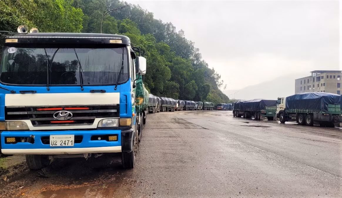 Xe nối đuôi nhau dọc Quốc lộ 12C chờ tàu bốc hàng.