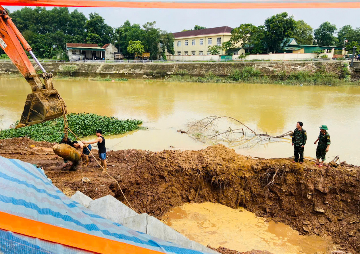 Ngày 9/10, Ban Chỉ huy Quân sự huyện Cẩm Xuyên (Hà Tĩnh) phối hợp Ban Công binh (Bộ Chỉ huy Quân sự tỉnh Hà Tĩnh) triển khai phương án trục vớt quả bom được phát hiện bên mép sông Ngàn Mọ (xã Cẩm Duệ, huyện Cẩm Xuyên).